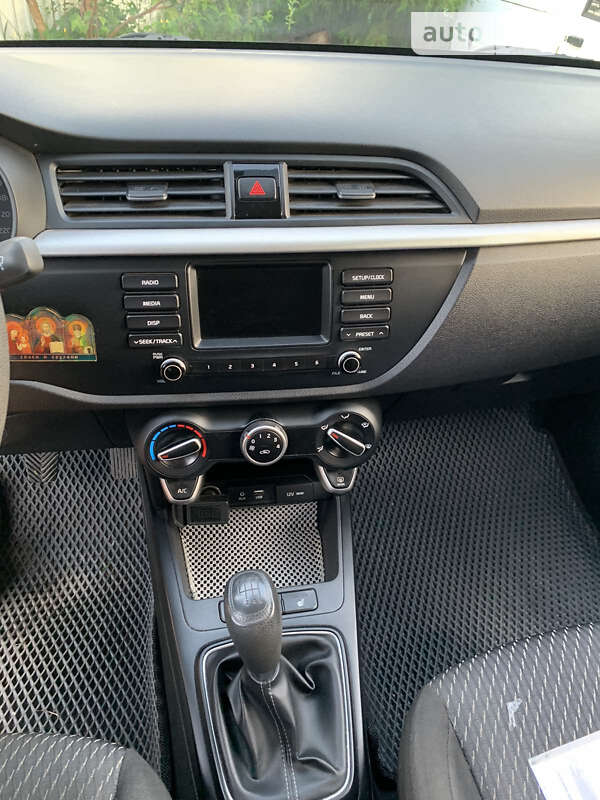 Седан Kia Rio 2017 в Іванковичах