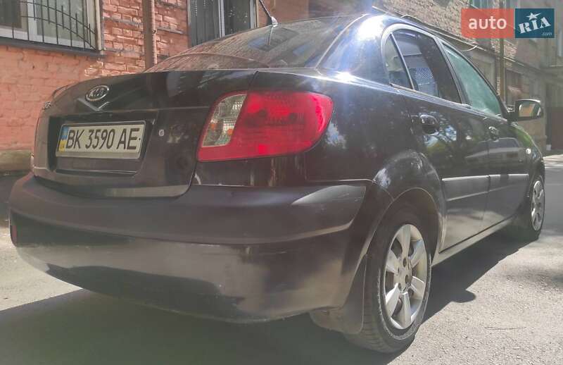 Седан Kia Rio 2006 в Ровно