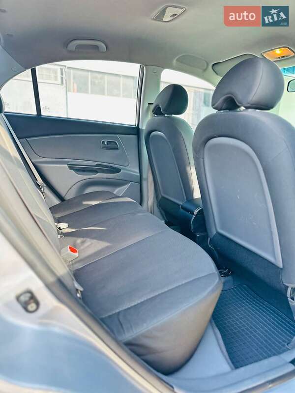 Седан Kia Rio 2010 в Днепре