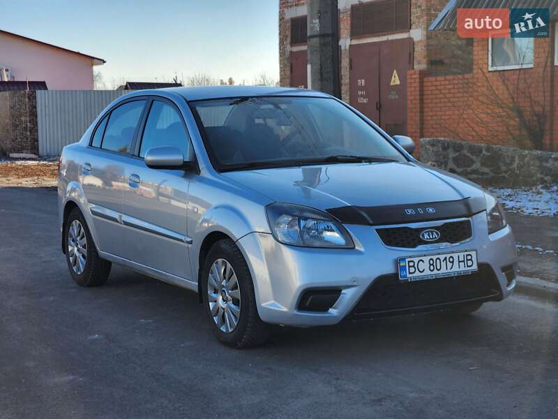 Седан Kia Rio 2010 в Черкасах