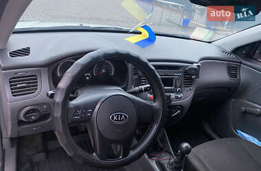 Седан Kia Rio 2010 в Кривому Розі