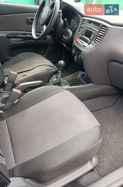 Хэтчбек Kia Rio 2010 в 