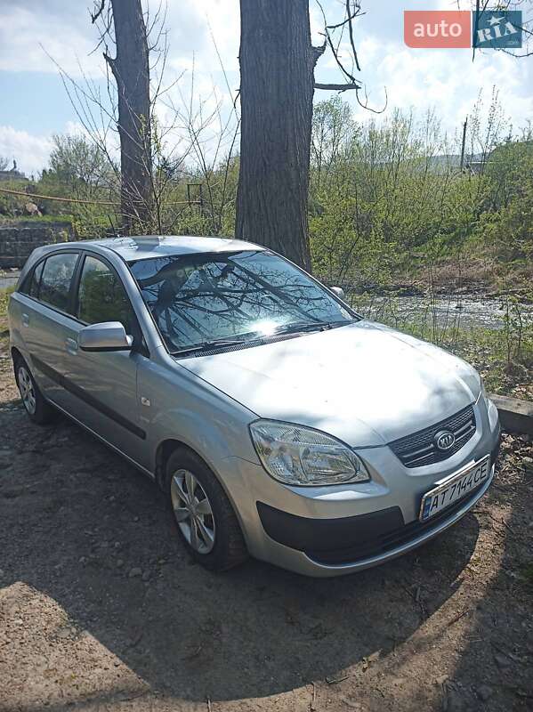 Хэтчбек Kia Rio 2006 в 