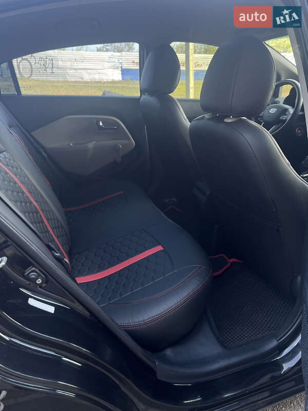 Седан Kia Rio 2011 в Кривому Розі