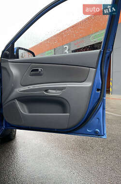 Хэтчбек Kia Rio 2007 в 