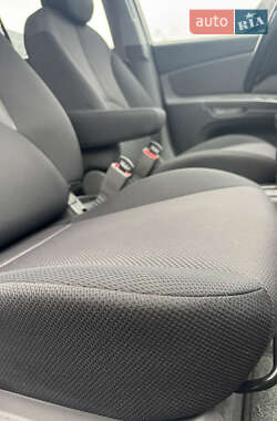 Хэтчбек Kia Rio 2006 в 