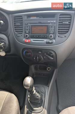 Хэтчбек Kia Rio 2009 в 