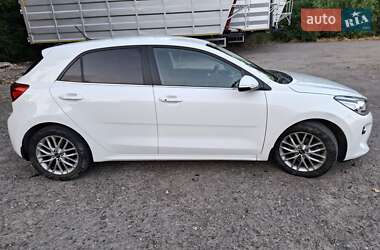 Хэтчбек Kia Rio 2017 в 