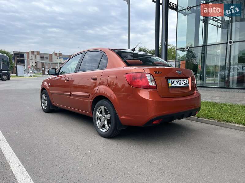 Седан Kia Rio 2010 в Луцке