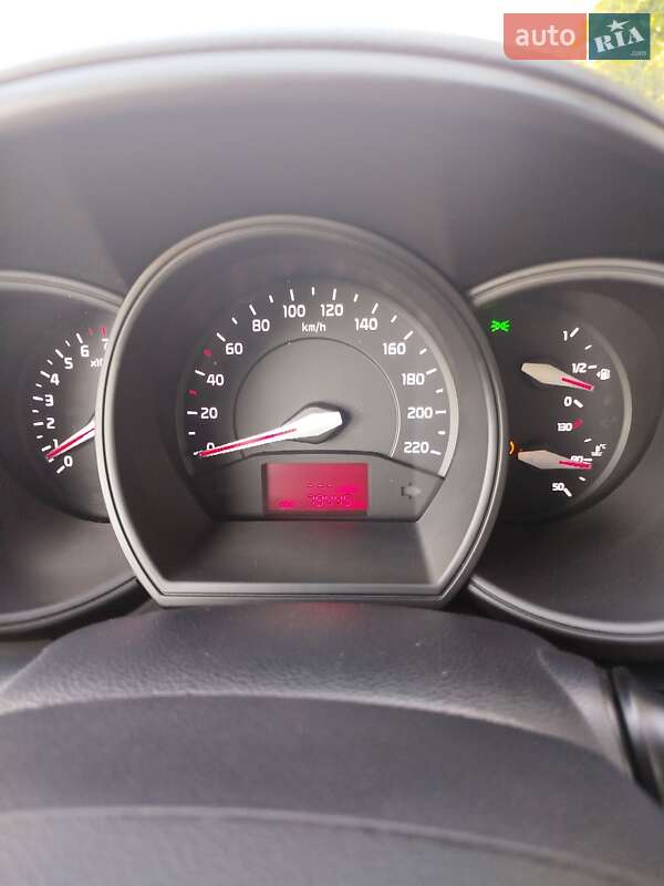 Седан Kia Rio 2015 в Коротичу