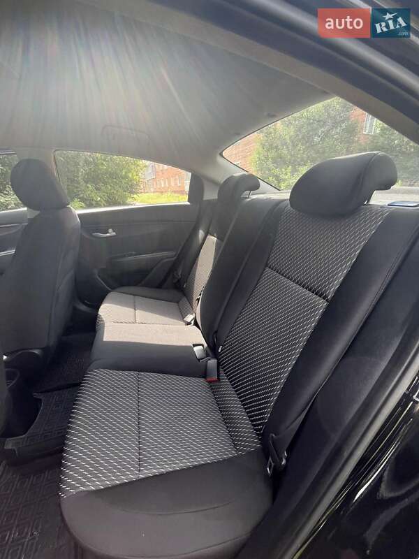 Седан Kia Rio 2017 в Прилуках