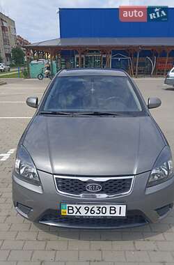 Седан Kia Rio 2011 в Староконстантинове