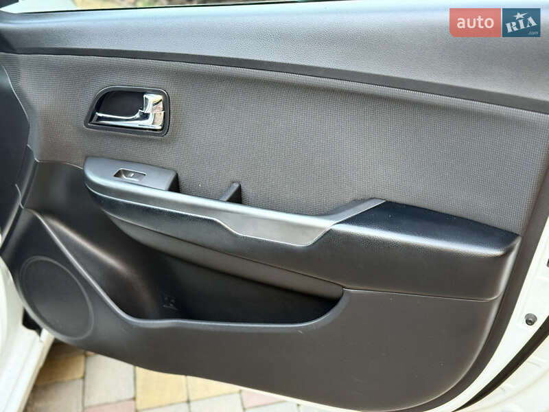 Седан Kia Rio 2014 в Дніпрі