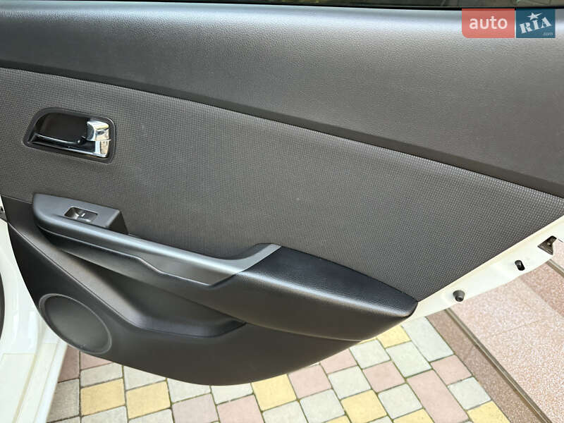 Седан Kia Rio 2014 в Дніпрі