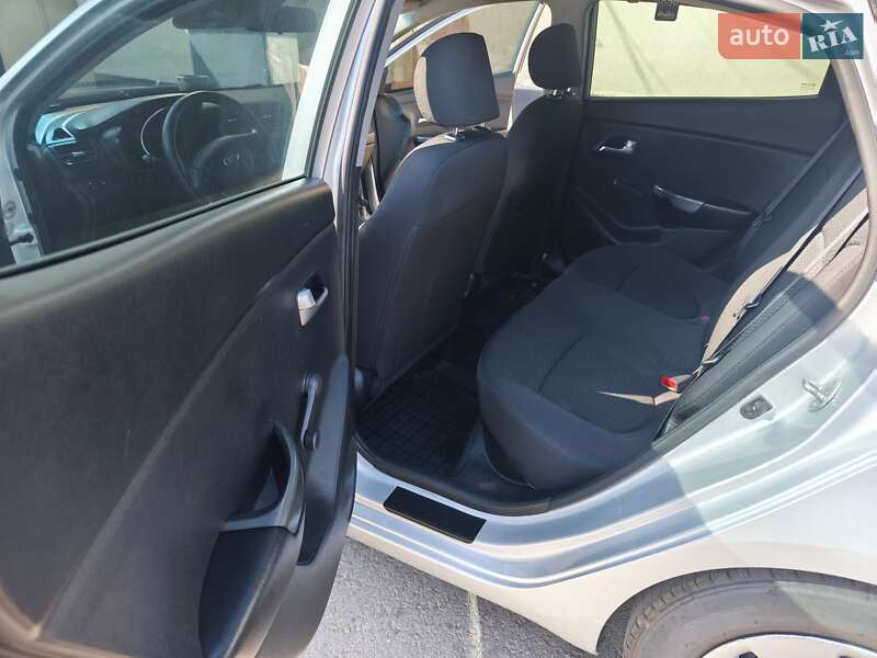 Седан Kia Rio 2013 в Великой Багачке