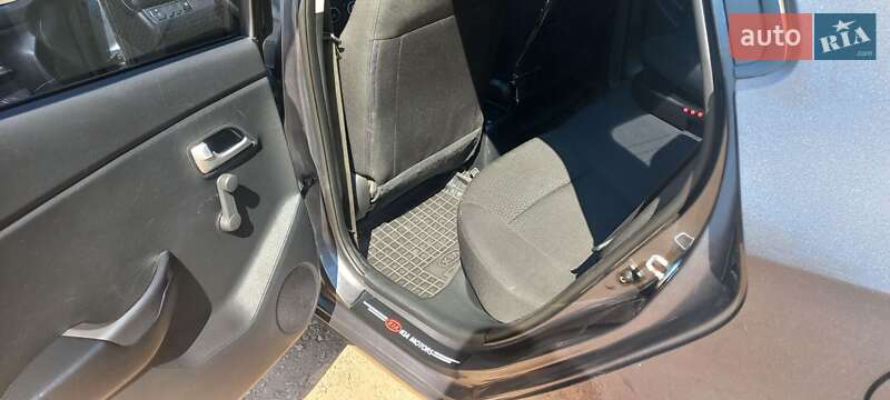 Седан Kia Rio 2011 в Кривом Роге