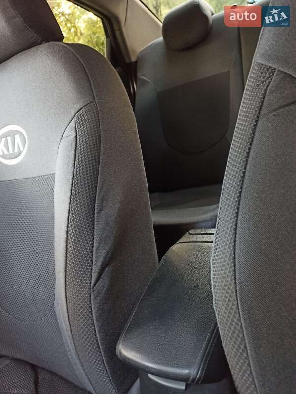 Седан Kia Rio 2014 в Ужгороде