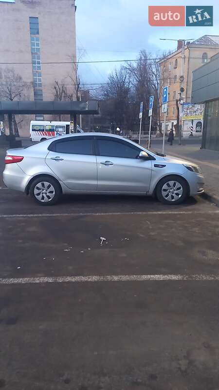 Седан Kia Rio 2012 в Кривому Розі