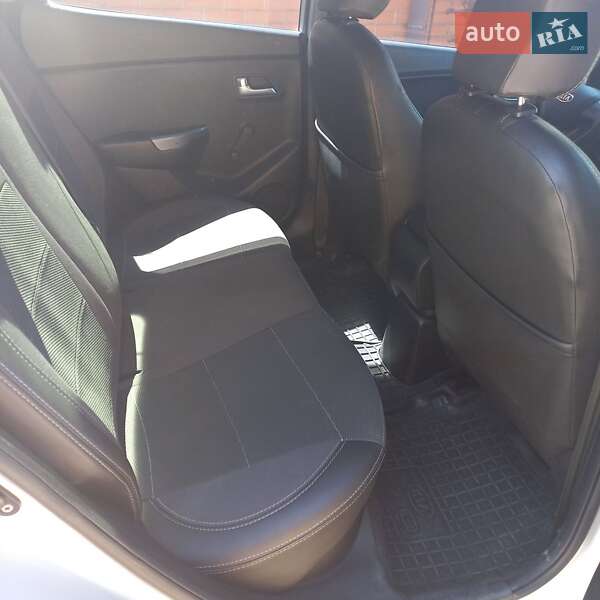 Седан Kia Rio 2012 в Кривому Розі
