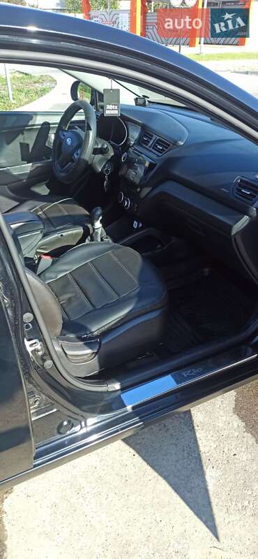 Седан Kia Rio 2011 в Кривом Роге