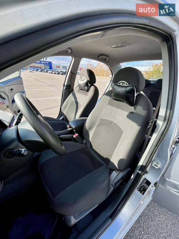Седан Kia Rio 2010 в Запоріжжі