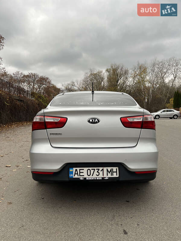 Седан Kia Rio 2015 в Днепре