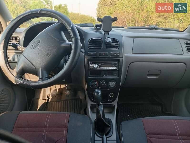 Универсал Kia Rio 2000 в Чугуеве