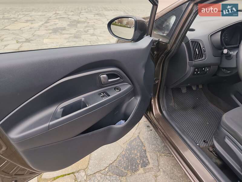 Хэтчбек Kia Rio 2012 в Кременчуге