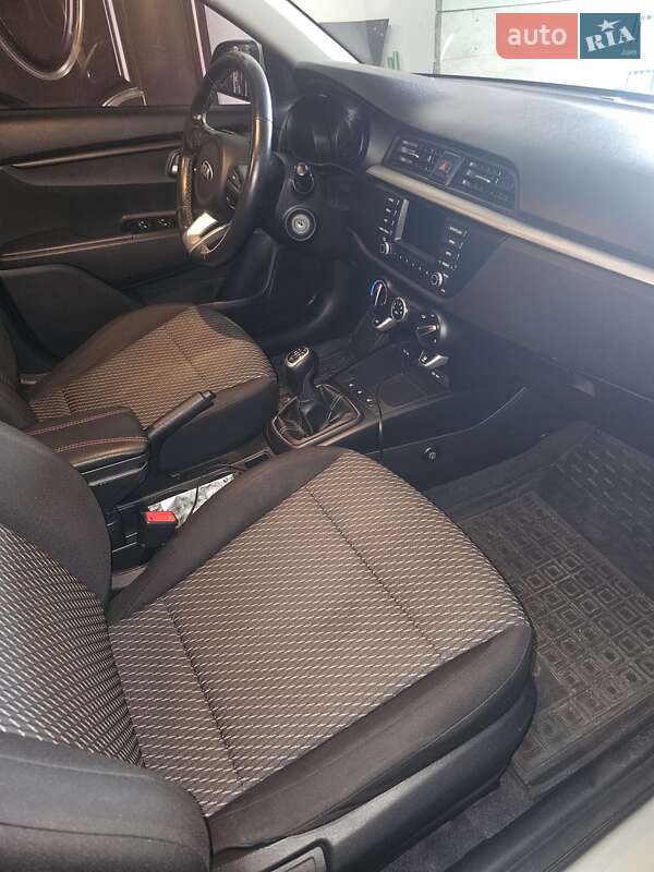 Седан Kia Rio 2018 в Киеве