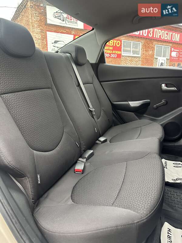 Седан Kia Rio 2012 в Смеле