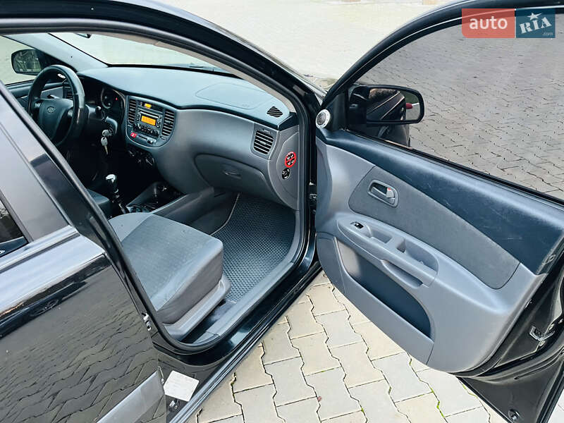 Седан Kia Rio 2006 в Измаиле