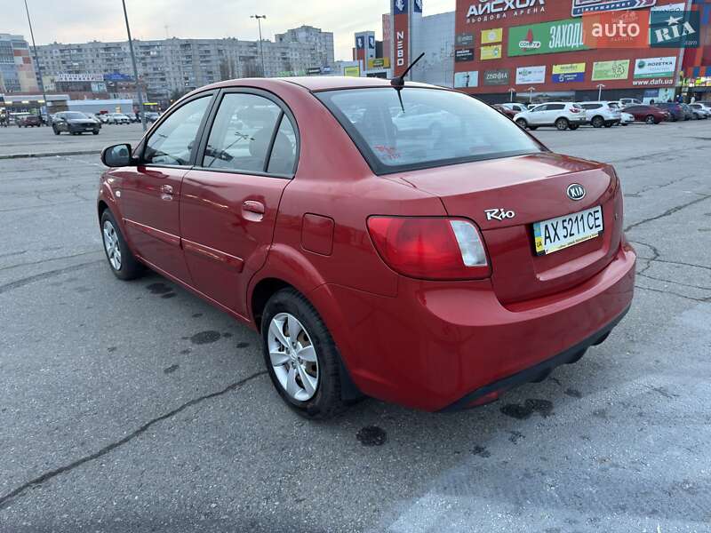 Седан Kia Rio 2010 в Кременчуге