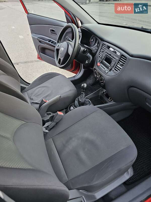 Седан Kia Rio 2010 в Кременчуге