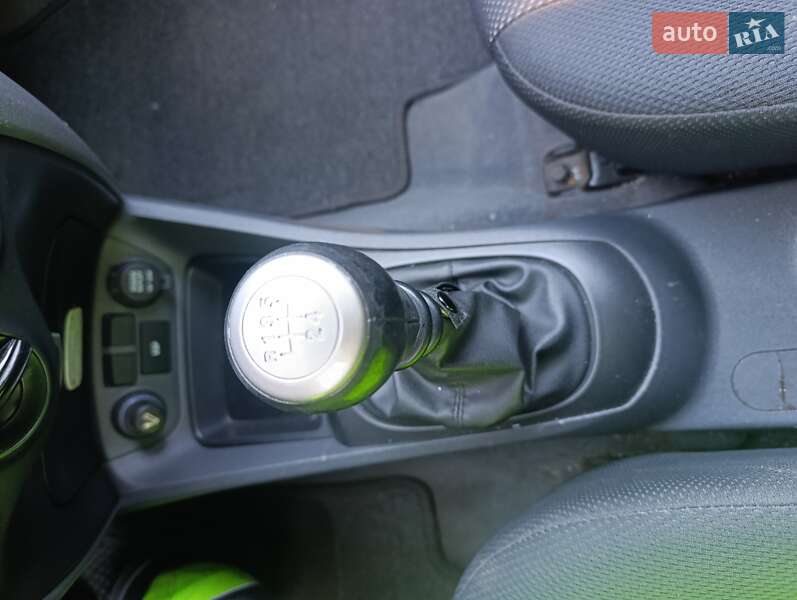 Хэтчбек Kia Rio 2005 в Онуфриевке