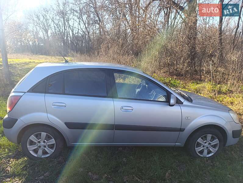 Хэтчбек Kia Rio 2005 в Онуфриевке