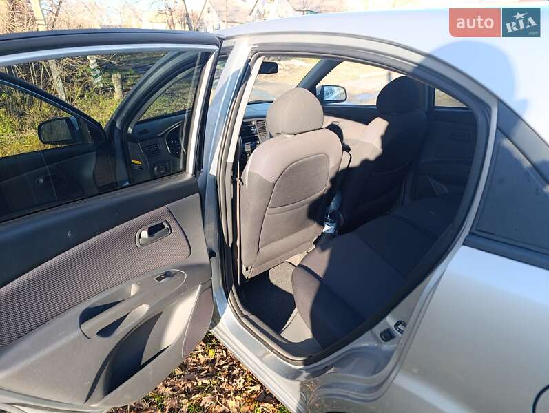 Хэтчбек Kia Rio 2005 в Онуфриевке