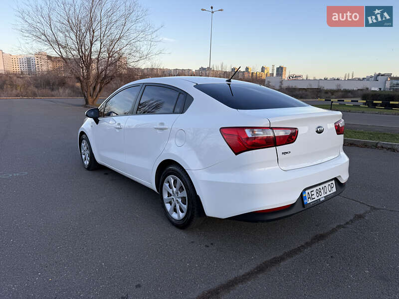 Седан Kia Rio 2016 в Кривом Роге