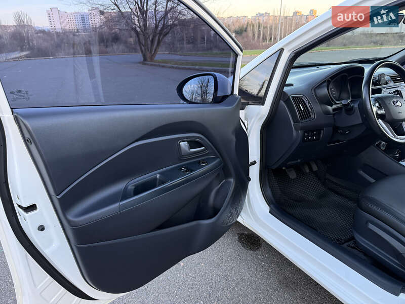 Седан Kia Rio 2016 в Кривом Роге