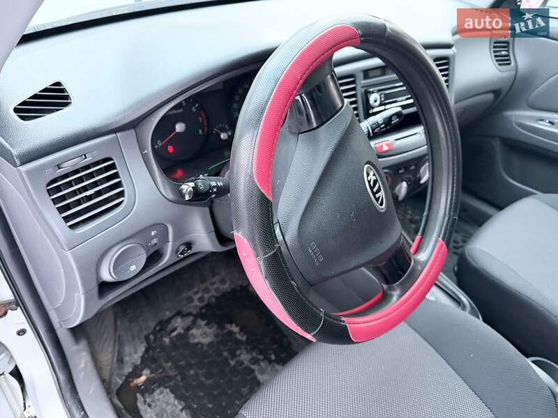 Хэтчбек Kia Rio 2008 в Киеве