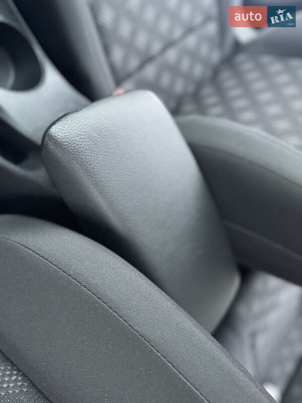 Седан Kia Rio 2017 в Киеве