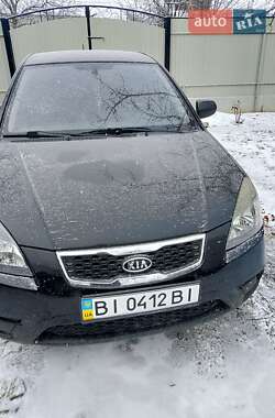Седан Kia Rio 2011 в Хороле
