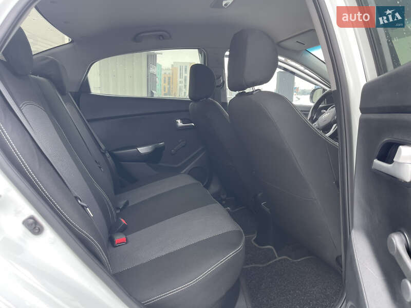 Седан Kia Rio 2013 в Киеве