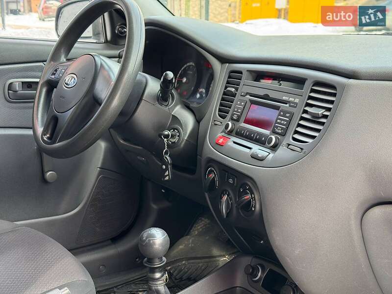 Седан Kia Rio 2011 в Львові
