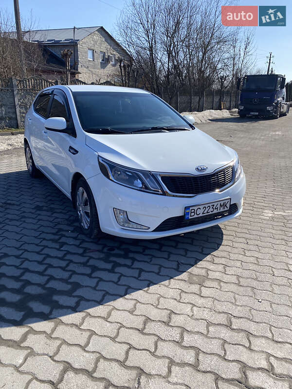 Хэтчбек Kia Rio 2012 в Городке