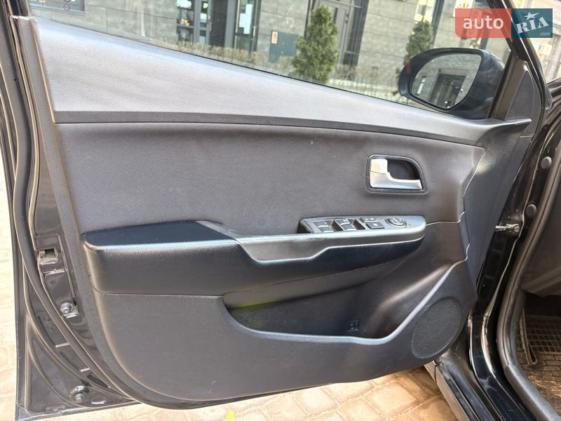 Седан Kia Rio 2013 в Киеве