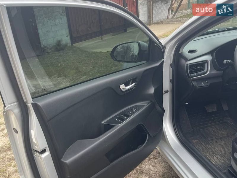 Седан Kia Rio 2017 в Зміїві