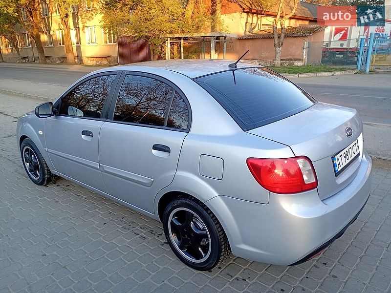 Седан Kia Rio 2010 в Ивано-Франковске