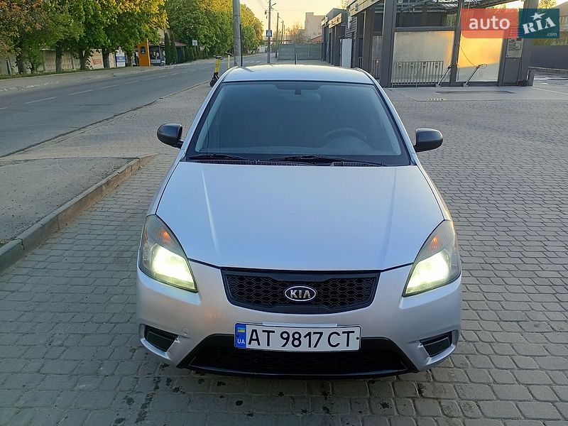 Седан Kia Rio 2010 в Ивано-Франковске