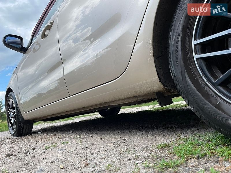 Седан Kia Rio 2012 в Царичанці