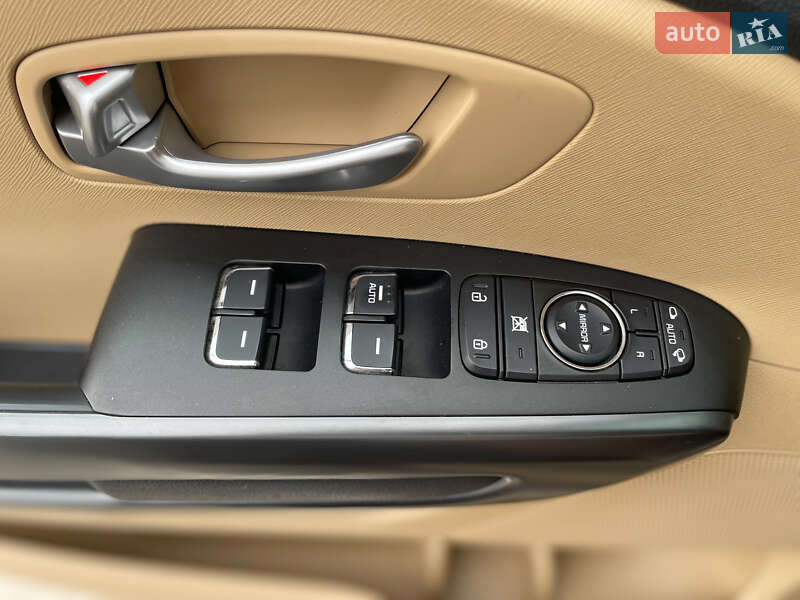 Минивэн Kia Sedona 2017 в Киеве